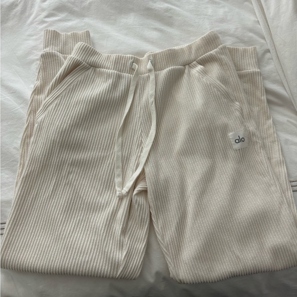 ALO Yoga Pants - Alo Joggers